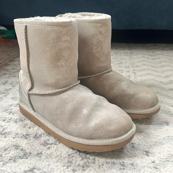 Ugg Classic Il Shimmer Metallic Bootie Silver Girls Winter Boots - Picture 4 of 12